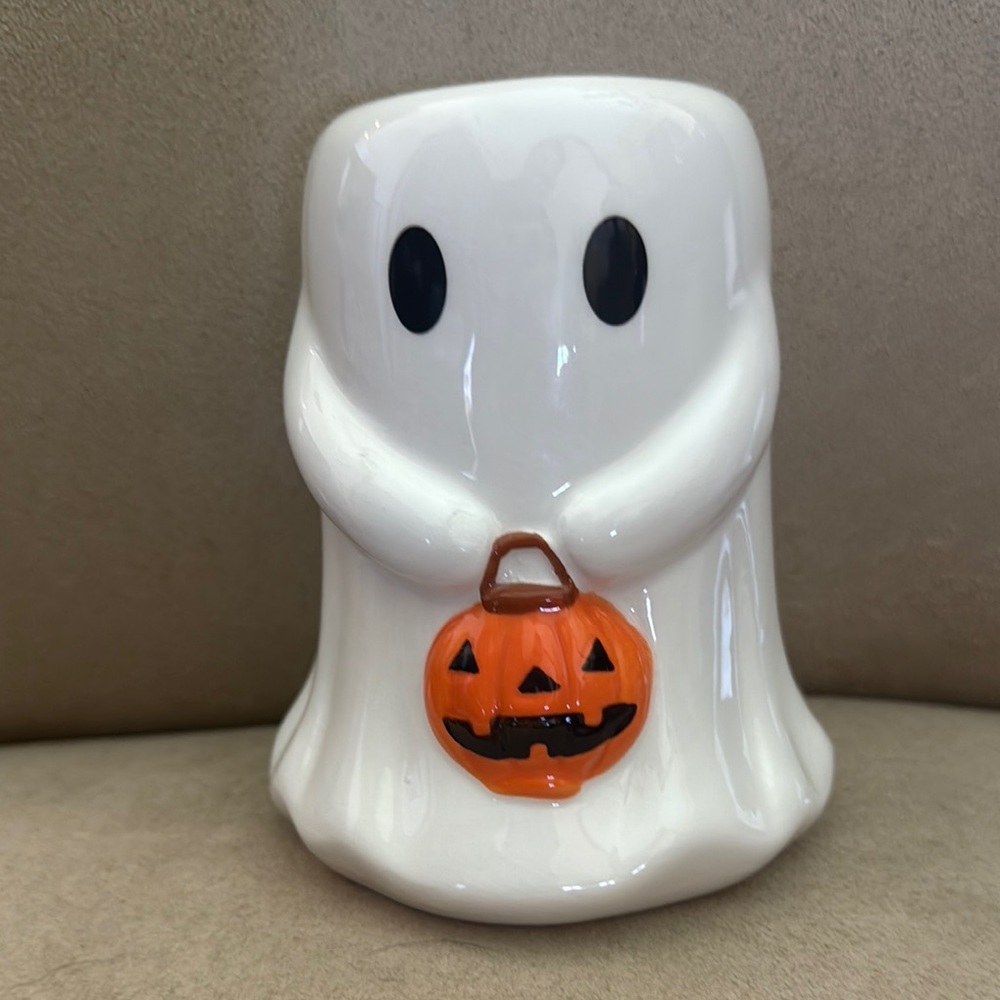 DW Home Ghost holding a pumpkin basket candle - Pumpkin Pie scent Design